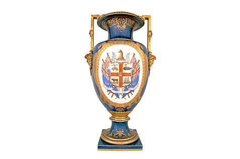 Vase presented to the City of Melbourne