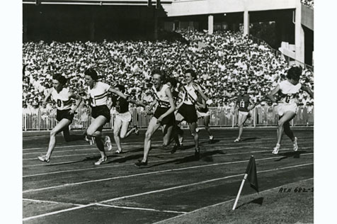 The last handover of the 4 x 100m relay. Paul (Great Britain & Northern Ireland) hands over to Armitage, Cuthbert (Australia) prepares to challenge
Armitage, Cuthbert (Australia) prepares to challenge, 18 December 1956